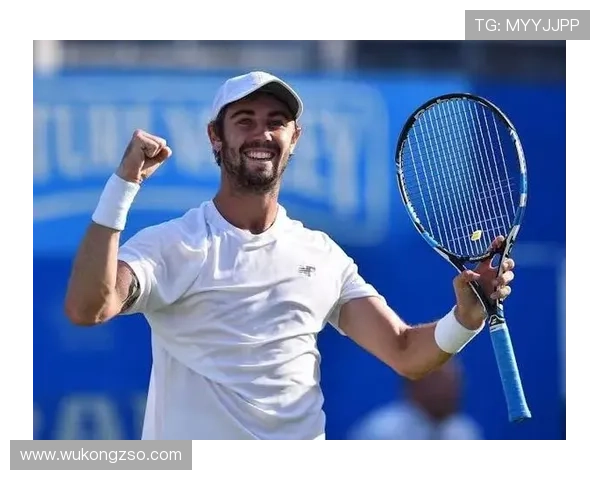 乔丹·汤普森训练完直接去超市买打折酸奶,这自律和抠门是真实存在的? 乔丹·汤普森训练完直接去超市买打折酸奶,这自律和抠门是真实存在的?