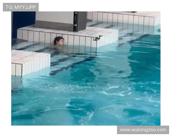 全红婵回家路上还在啃苹果,结果被拍到住的别墅带泳池 全红婵回家路上还在啃苹果,结果被拍到住的别墅带泳池