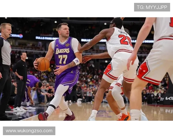 东契奇通过挡拆拉开空间提升效率，助力球队关键时刻得分爆发