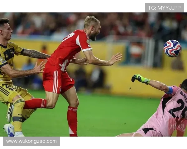 拜仁慕尼黑进攻围绕凯恩展开，体系简化趋势显现，对赛季表现稳定性面临考验